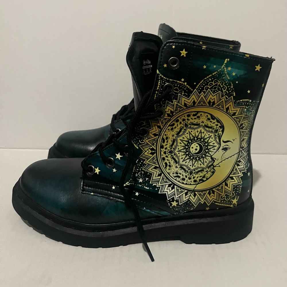 Sun And Moon Patterned Green Life Boots.
